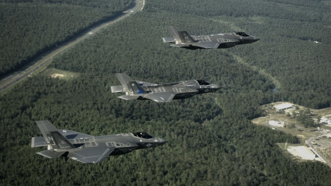 Chasseurs F-35 en formation