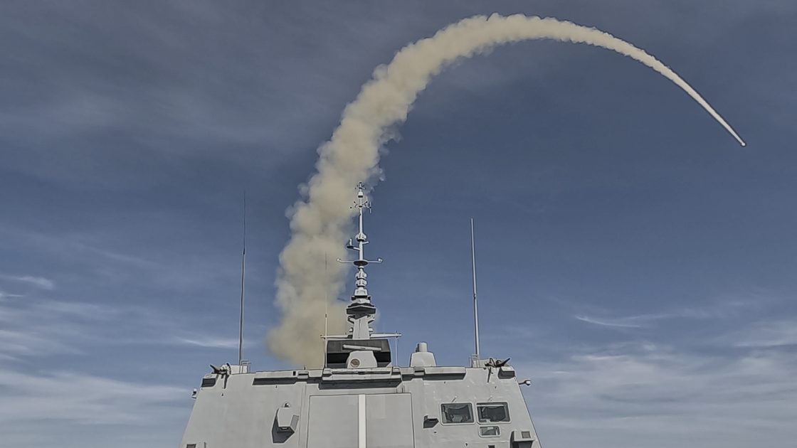 Tir de missile depuis une frégate de la Marine nationale