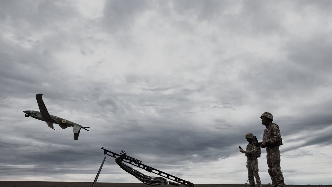 Lancement d'un drone à voilure fixe par une unité ukrainienne